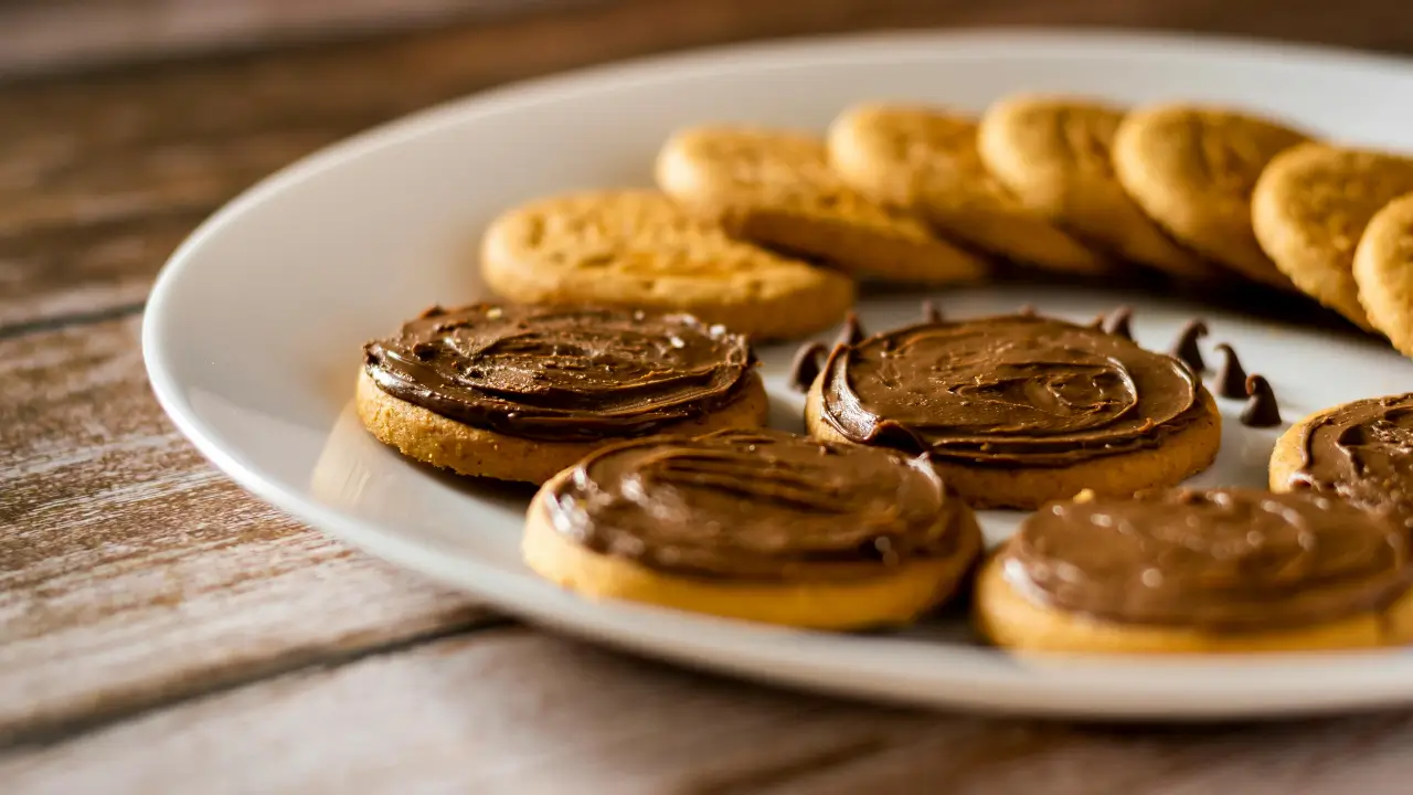bandeja de biscoitos com recheio de chocolate
