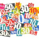 vários cupons de desconto em um fundo branco