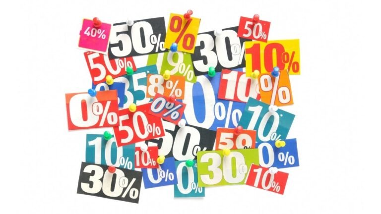 vários cupons de desconto em um fundo branco