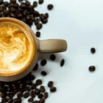 Close Up De Uma Xícara De Café Com Grãos Torrados