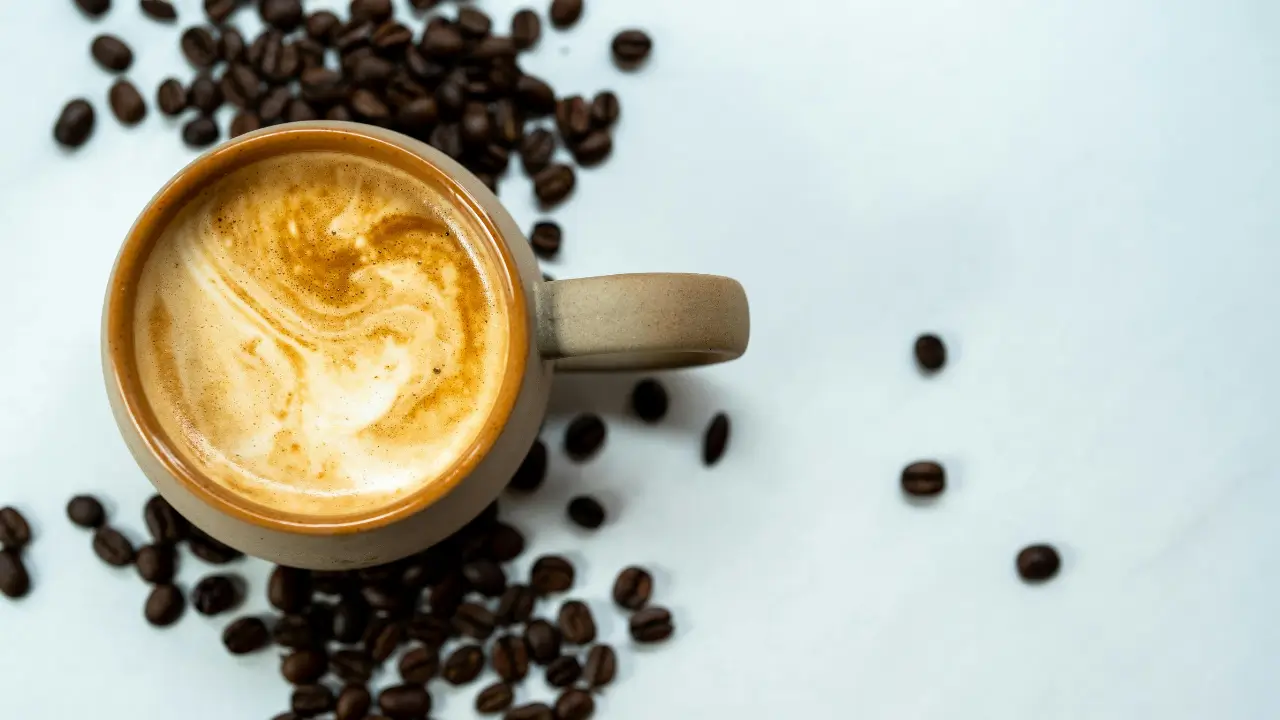 Close Up De Uma Xícara De Café Com Grãos Torrados